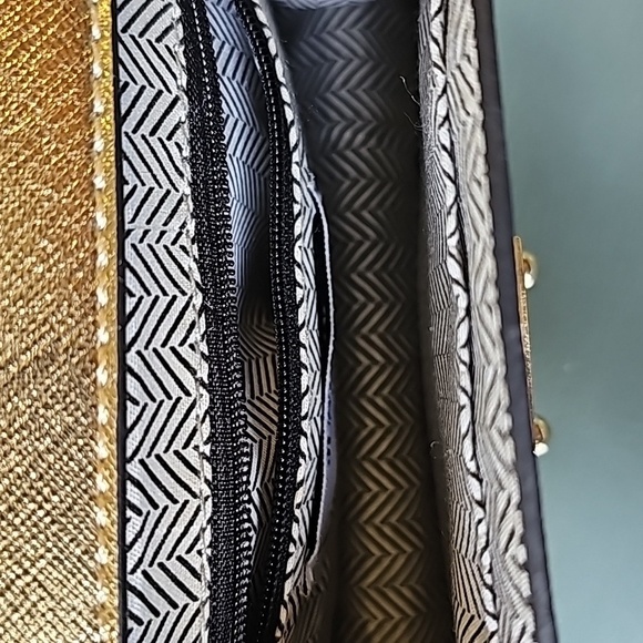 Justeab gold purse. Shoulder strap. Excellent, clean condition.‎  Wide st… - Picture 8 of 10